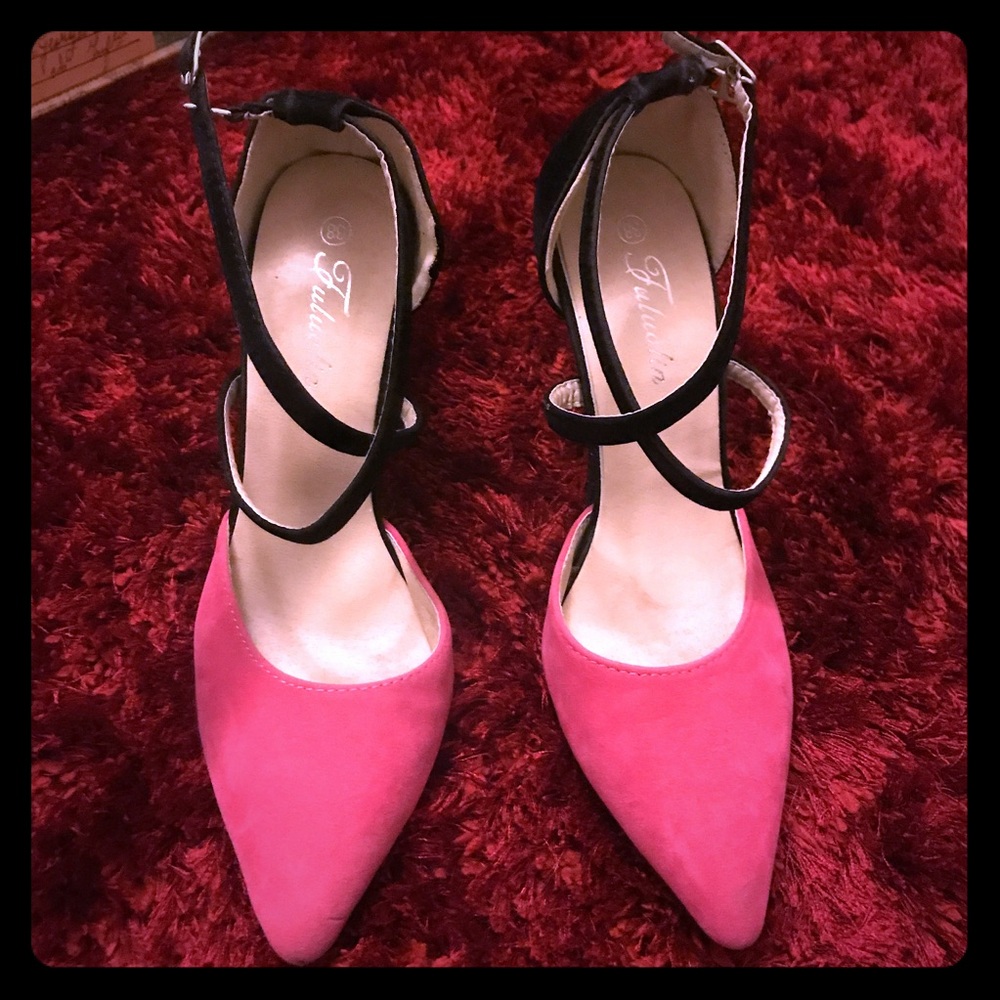 Pink and black pointed pumps
